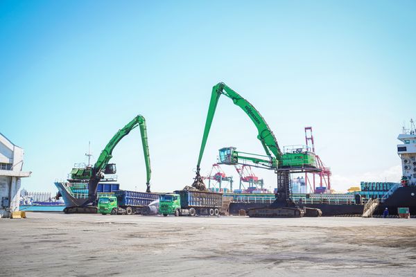 SENNEBOGEN 870-Umschlagbagger Hafen in Taiwan-Stauerei SENNEBOGEN 870-Umschlagbagger Hafen in Taiwan-Stauerei
