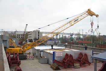 SENNEBOGEN 640 compact and versatile duty cycle crane lifting work