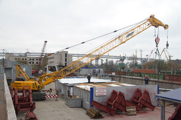 SENNEBOGEN 640 compact and versatile duty cycle crane lifting work