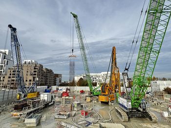 SENNEBOGEN Kran hebt einen Bewehrungskorb auf einer Spezialtiefbaustelle des Grand Paris Express.