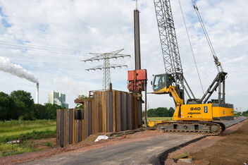 SENNEBOGEN 640 compact and versatile duty cycle crane above and below ground construction