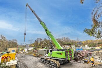 Kanalbau mit 100 t Raupen-Teleskopkran, SENNEBOGEN 6103, Hebearbeiten