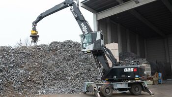 SENNEBOGEN 825 E Material handler for handling scrap, with a scrap magnet