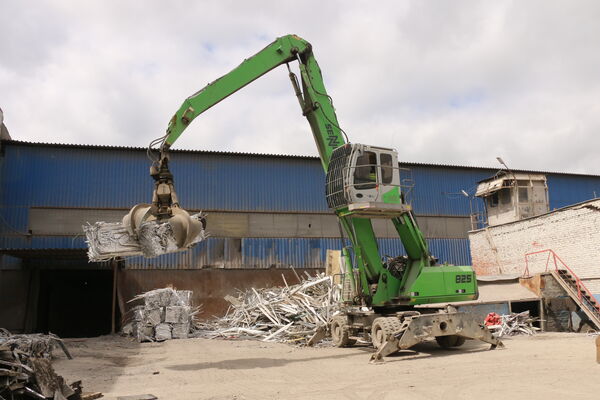 The SENNEBOGEN 825 D-Series during scrap handling in Russia