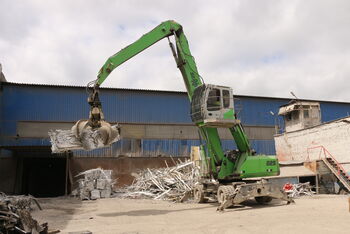 The SENNEBOGEN 825 D during scrap handling