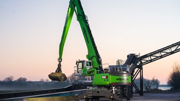 Hybrid-Umschlagbagger erweitert den Maschinenpark im Hafen