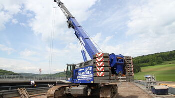 Zwei SENNEBOGEN 683 R-HD rücken der Sinntalbrücke zu Leibe