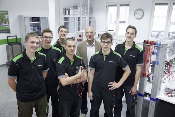 Download (RGB 300 dpi) SENNEBOGEN Lehrwerkstatt: Neueste Technik bei den Mechatronikern