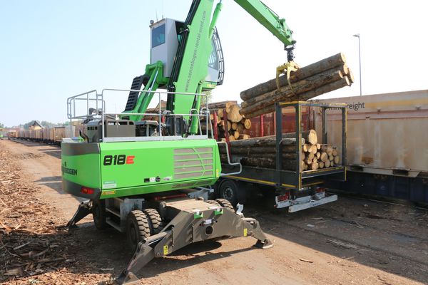 Download (300 dpi) SENNEBOGEN material handler 735 E and 818 E