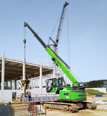 SENNEBOGEN 613 E setzt Gerüstelemente ein