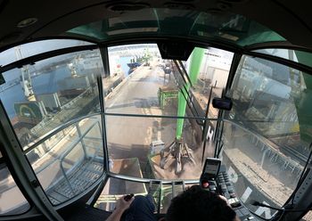 SENNEBOGEN 895 E Innenansicht Kabine Portcab größter Usmchlagbagger der Welt Hafenumschlag Schiffsentladung Fahrerperspektive