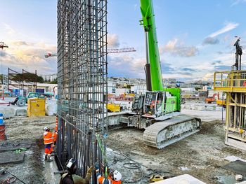SENNEBOGEN 6113 E Raupen-Teleskopkran richtet einen Bewehrungskorb auf und positioniert ihn auf einer Spezialtiefbaustelle.