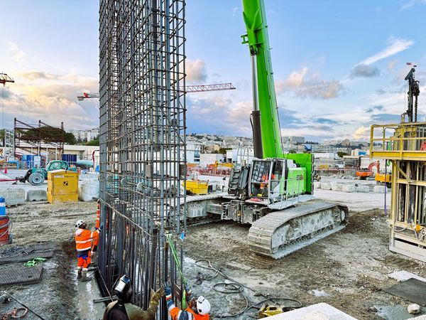 SENNEBOGEN 6113 E Raupen-Teleskopkran positioniert Bewehrungskörbe im Pick-and-Carry-Betrieb auf einer Spezialtiefbaustelle.