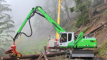 Holzumschlagbagger SENNEBOGEN 718 E bei der Seilbahnaufarbeitung