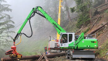 Einsatz im Steilhang: Holzumschlagmaschine in der Seilbahnaufarbeitung