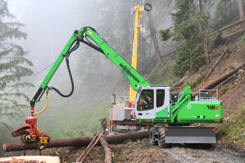 Holzumschlagbagger SENNEBOGEN 718 E bei der Seilbahnaufarbeitung