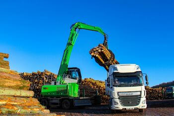 Pick and Carry Umschlagbagger SENNEBOGEN 730 im Sägewerk, Großbritannien, Pontrilas Timber