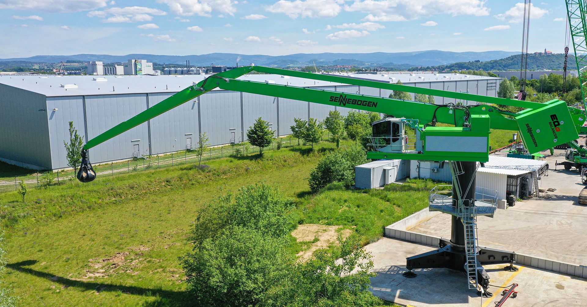EQ Balancer material handler G-Series | SENNEBOGEN EQ Balancer material handler G-Series | SENNEBOGEN