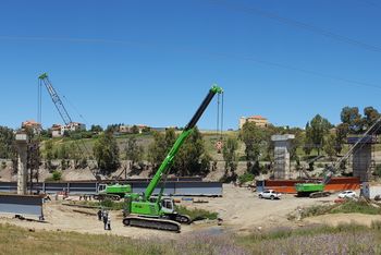 Four SENNEBOGEN cranes in Algeria building bridges