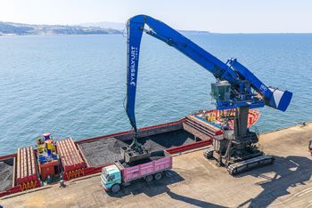 SENNEBOGEN 880 EQ-Balancer im Einsatz für den Materialumschlag im Hafen von Yeşilyurt.