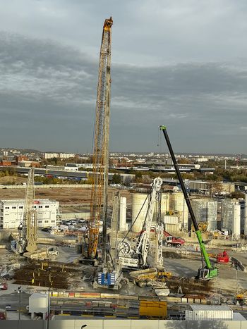 Spezialtiefbaustelle von NGE Fondations in Gennevilliers mit Maschinen im Einsatz für Gründungsarbeiten.