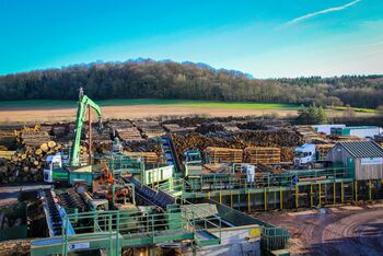 Pick and Carry Umschlagbagger SENNEBOGEN 730 im Sägewerk, Großbritannien, Pontrilas Timber