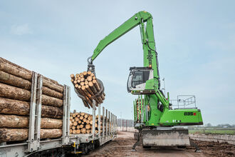 SENNEBOGEN 835 Holz-Umschlagbagger mit Anhänger zieht 80 t Rundholz im Sägewerk Schwaiger