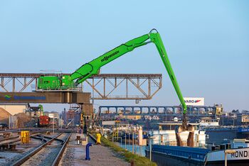 SENNEBOGEN 875 Hybrid, Elektrobagger mit kundenspezifisch gefertigten Schienenportal mit einer Spurbreite von 16 m, Hafenumschlag bei der Birsterminal AG in Basel