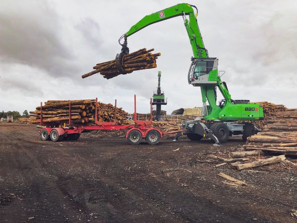 Der SENNEBOGEN 830 Trailer beim Holzumschlag auf der Südhalbkugel