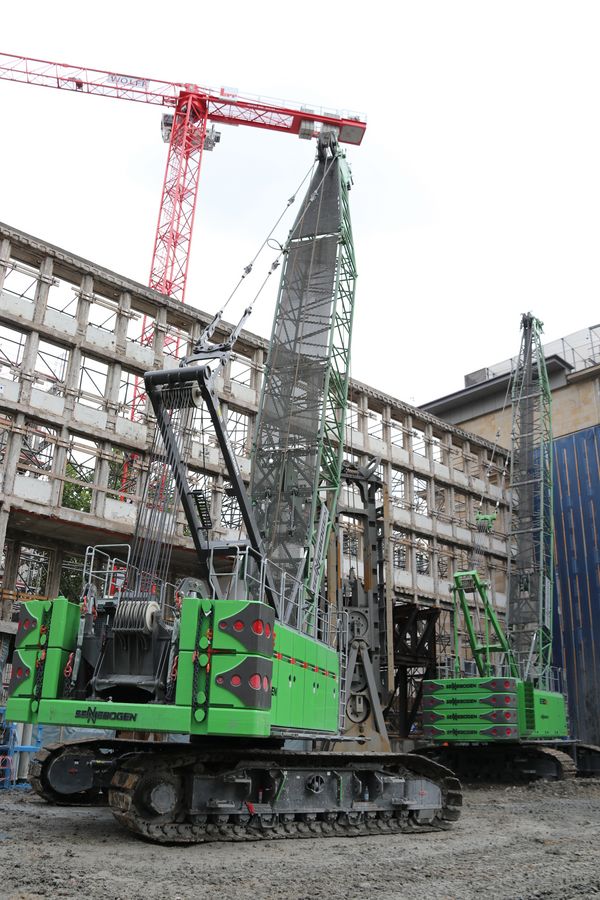 SENNEBOGEN duty cycle crane 6140 crawler and 6130 diaphragm wall