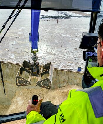 Umschlagbagger mit Elektromotor, Elektrobager SENNEBOGEN 875 E , umweltschonender Elektroantrieb, Hafen Åhus Schweden