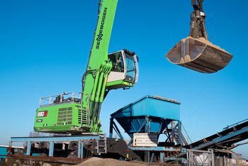 SENNEBOGEN 830 G Hybrid verlädt Sand in einen Aufgabetrichter beim Schüttgutumschlag im Hafen von Amsterdam.