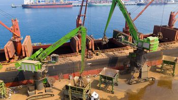 Stahlwerk betreibt 41 SENNEBOGEN Umschlagbagger im Hafen