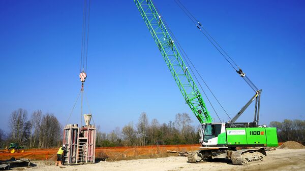 SENNEBOGEN 1100 E positioniert Trichterrohr