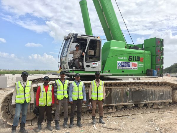 Download (RGB, 300 dpi) Telescopic crane SENNEBOGEN 6113 E during airport construction in Singapore
