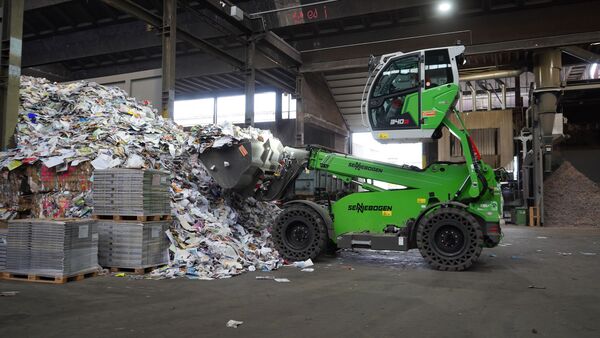 SENNEBOGEN 340 G recycles paper