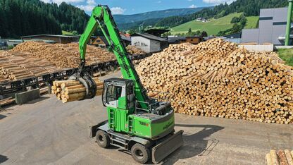 Timber handling machine SENNEBOGEN 735 E log yard