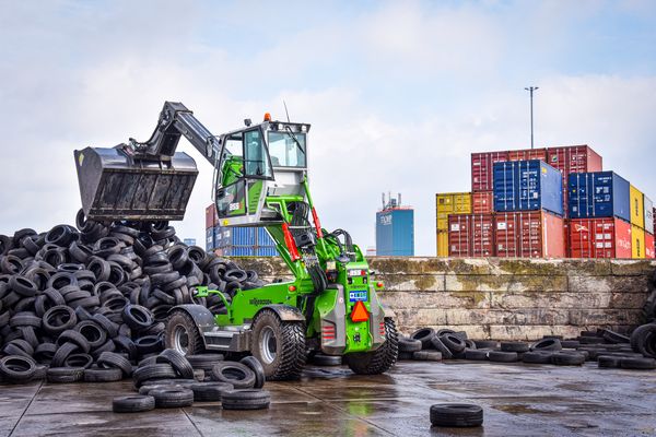 SENNEBOGEN 355 E, telehandler from SENNEBOGEN instead of wheel loader, loading the tires and feeding the shredder, Netherlands SENNEBOGEN 355 E, telehandler from SENNEBOGEN instead of wheel loader, loading the tires and feeding the shredder, Netherlands