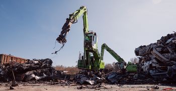 SENNEBOGEN 821 E hebt bei Recycar demontierte Fahrzeugkomponenten mit dem Powerhand-System aus einem Altfahrzeug.