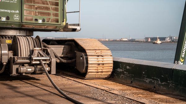 SENNEBOGEN 865E: Tidenhub im Materialumschlag