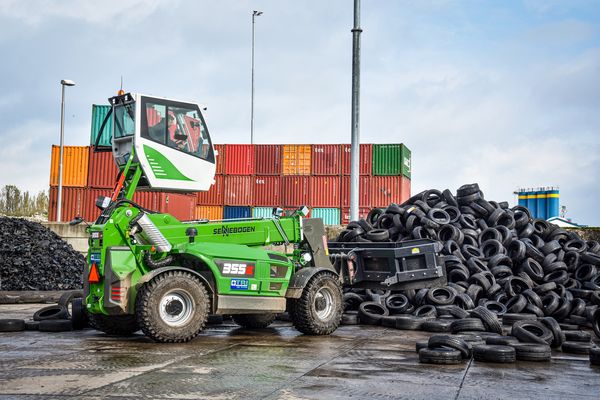 SENNEBOGEN 355 E, telehandler from SENNEBOGEN instead of wheel loader, loading the tires and feeding the shredder, Netherlands SENNEBOGEN 355 E, telehandler from SENNEBOGEN instead of wheel loader, loading the tires and feeding the shredder, Netherlands