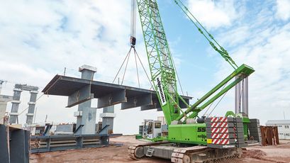 Raupenkran SENNEBOGEN 5500 Hebearbeiten 180 t 200 t Raupenkran Gittermastkran SENNEBOGEN 5500 Hebearbeiten Brückenmontage Baustelle Baustellenkran