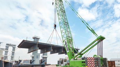 Crawler crane SENNEBOGEN 5500 lifting works 180 t 200 t crawler crane lattice boom crane SENNEBOGEN 5500 lifting works bridge assembly construction site crane