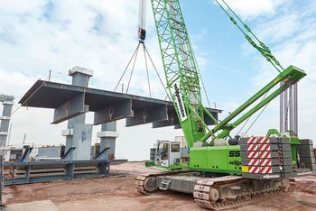 180 t 200 t Raupenkran Gittermastkran SENNEBOGEN 5500 Hebearbeiten Brückenmontage Baustelle Baustellenkran