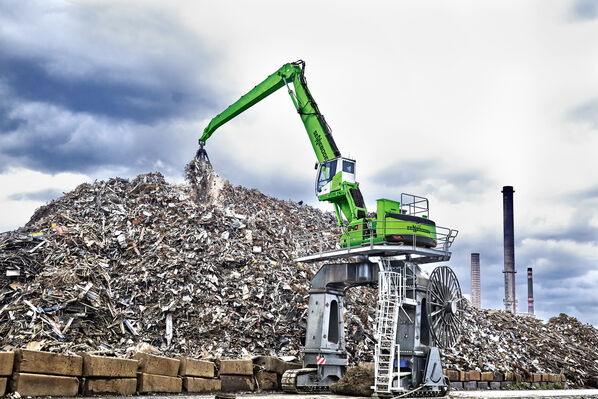 SENNEBOGEN 840 R beim Schrottumschlag