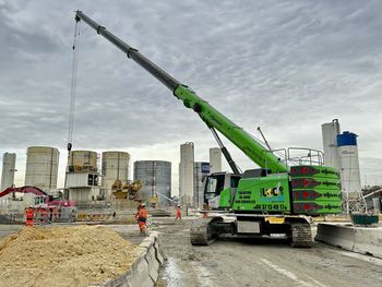 SENNEBOGEN 673 E Raupentelekran unterstützt Betonier-, Bewehrungs- und Verladearbeiten auf der Baustelle des Bahnhofs Les Grésillons in Gennevilliers.