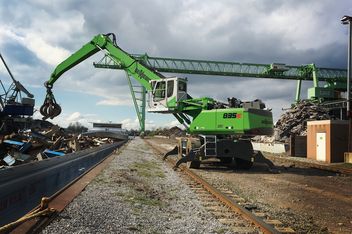 SENNEBOGEN Umschlagmaschine Umschlagbagger 835 Mobil Schrottumschlag Mehrschalengreifer