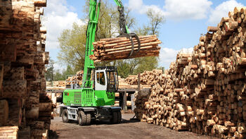 SENNEBOGEN 730 E-Serie Pick & Carry Holz-Umschlagbagger Testeinsatz bei der Pfeifer Group Unterbernbach