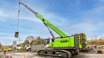 Kanalbau mit 100 t Raupen-Teleskopkran, SENNEBOGEN 6103, Hebearbeiten