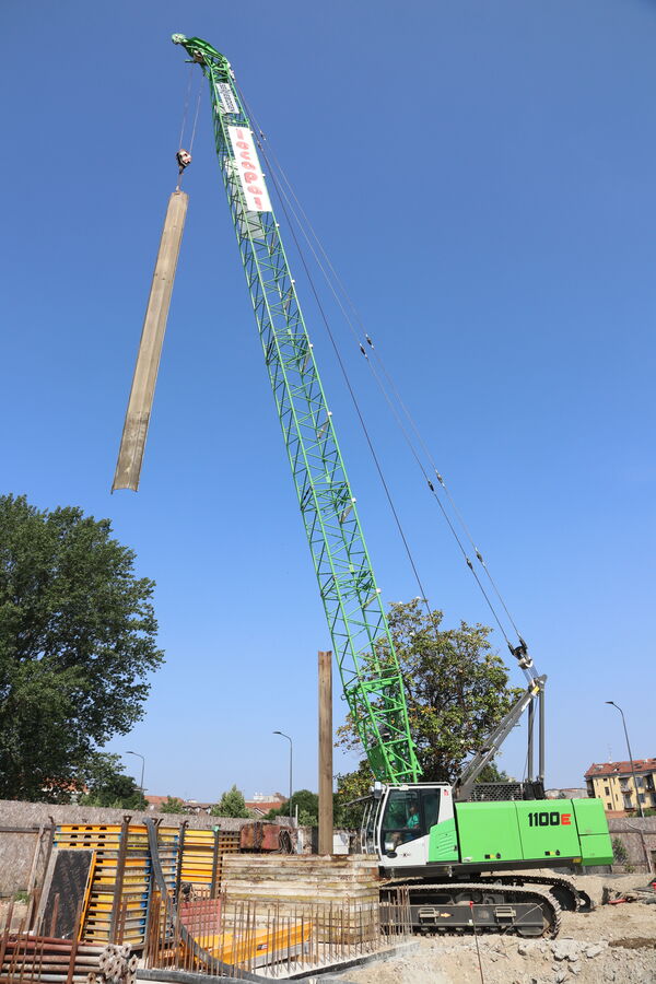 SENNEBOGEN Raupenkran 1100 E bei der Spundwand-Demontage